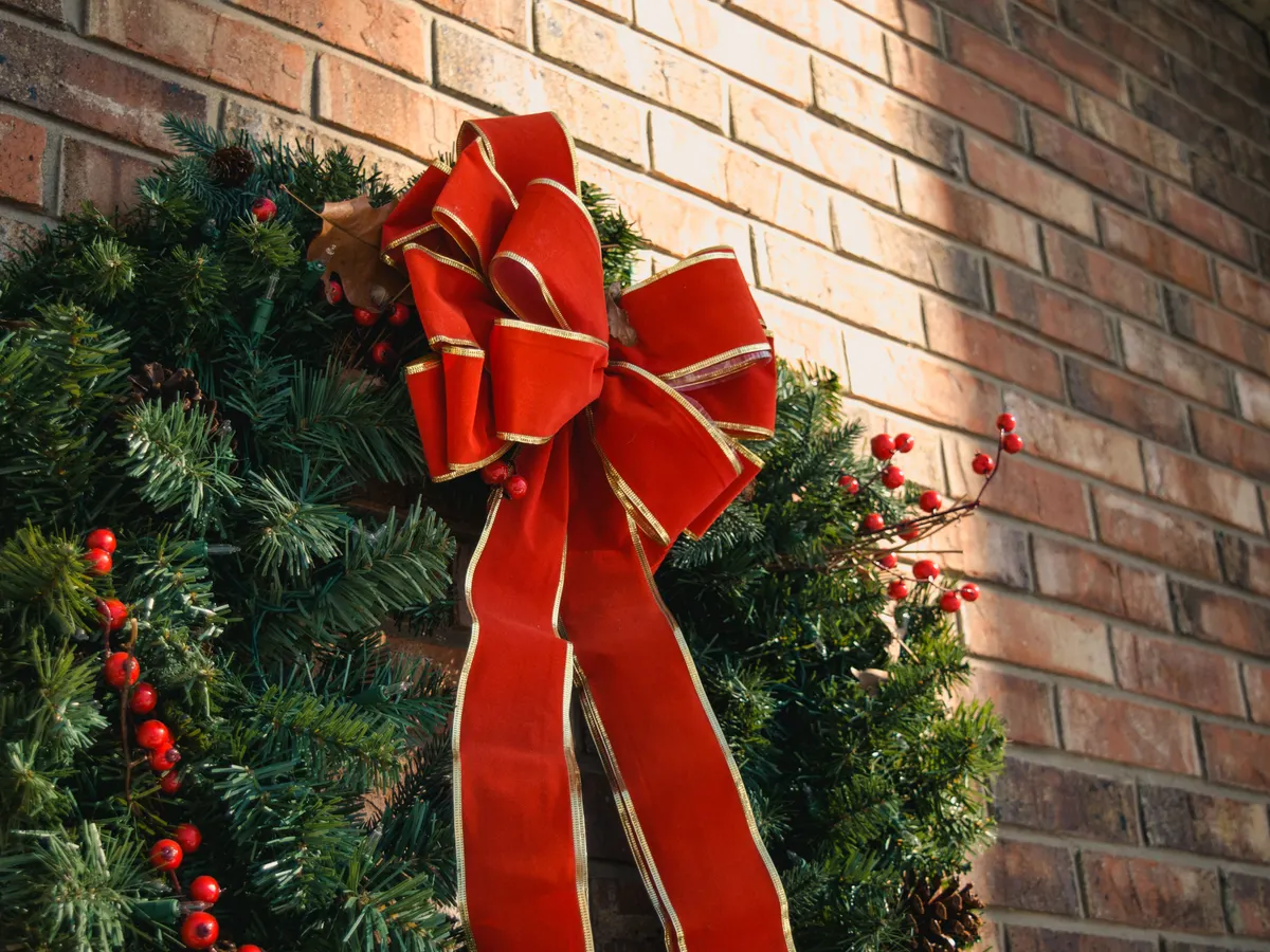 Christmas wreath with baubles and pine cones, wholesale supplier